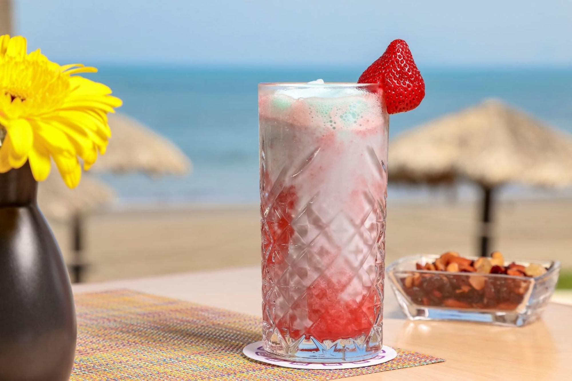 Camino Real Веракрус Экстерьер фото A strawberry and lime Italian soda